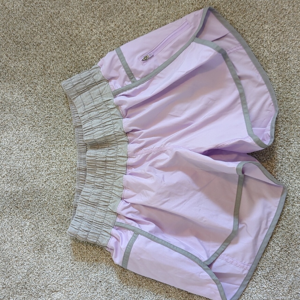 Lululemon sz 8 lavender with gray trim shorts